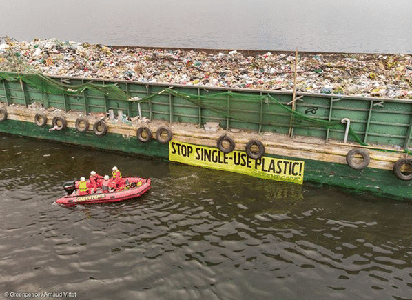 פעילי גרינפיס מפגינים ליד משלוח של זבל פלסטיק חד פעמי מהמערב למזרח